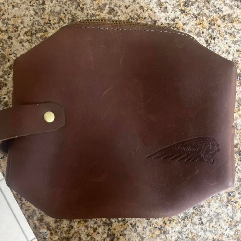 Brown leather Indian motorcycles bag with zipper closure #leather